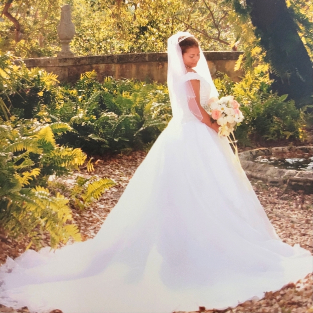 Beautiful wedding dress. Size 6  . The tail can be easily removed